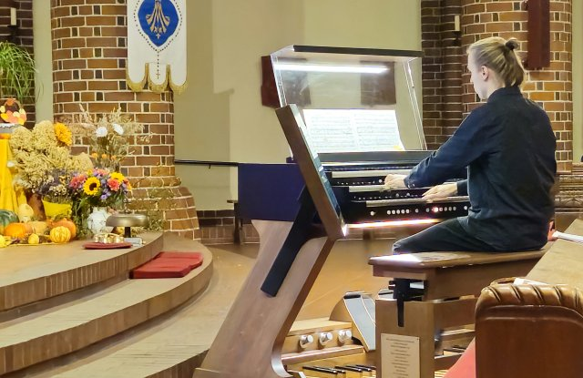 Niklas Lustig an der Orgel